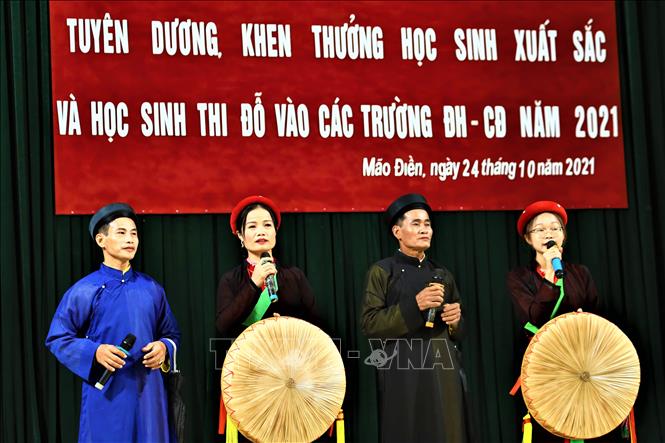 Trong ảnh: Câu lạc bộ biểu diễn tại lễ khen thưởng học sinh xuất sắc. Ảnh: Xuân Trường-TTXVN phát
