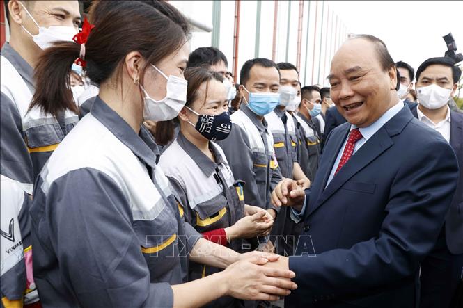 Chủ tịch nước Nguyễn Xuân Phúc chúc Tết công nhân lao động tại Công ty cổ phần sản xuất và kinh doanh Vinfast. Ảnh: Thống Nhất- TTXVN
