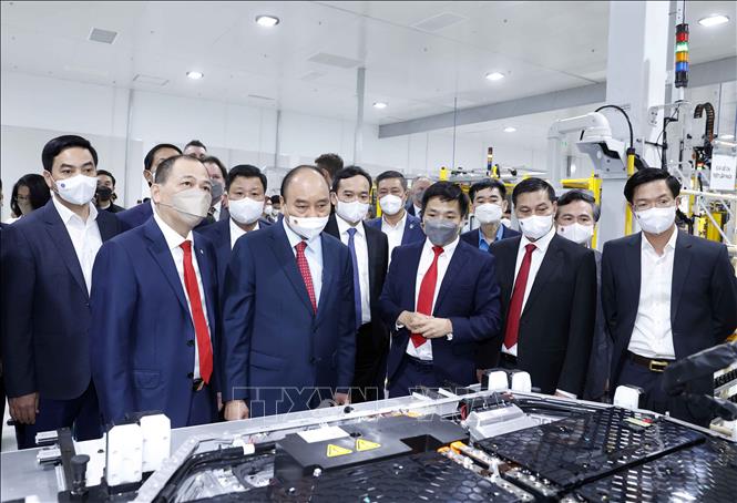 Chủ tịch nước Nguyễn Xuân Phúc tham quan Nhà máy sản xuất ô tô Vinfast. Ảnh: Thống Nhất- TTXVN