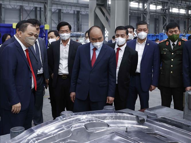 Chủ tịch nước Nguyễn Xuân Phúc tham quan Nhà máy sản xuất ô tô Vinfast. Ảnh: Thống Nhất- TTXVN