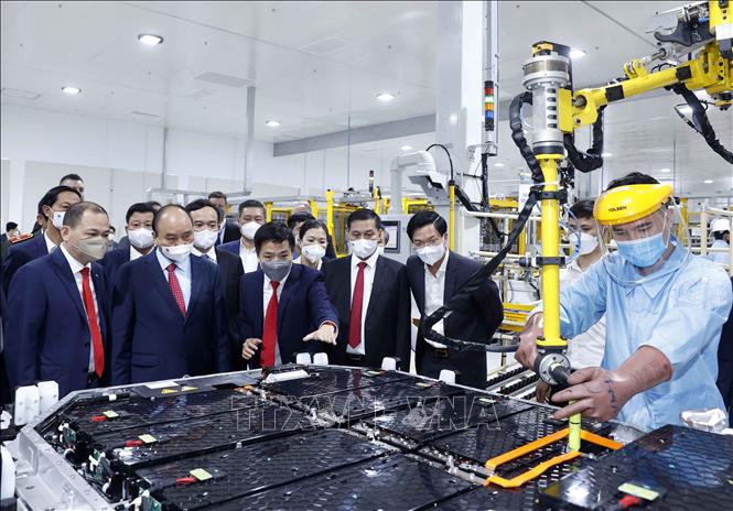 Chủ tịch nước Nguyễn Xuân Phúc tham quan Nhà máy sản xuất ô tô Vinfast. Ảnh: Thống Nhất- TTXVN