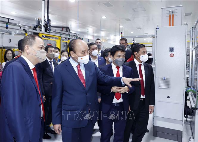 Chủ tịch nước Nguyễn Xuân Phúc tham quan Nhà máy sản xuất ô tô Vinfast. Ảnh: Thống Nhất- TTXVN