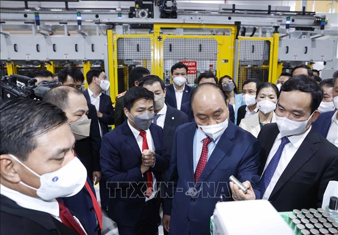 Chủ tịch nước Nguyễn Xuân Phúc tham quan Nhà máy sản xuất ô tô Vinfast. Ảnh: Thống Nhất- TTXVN