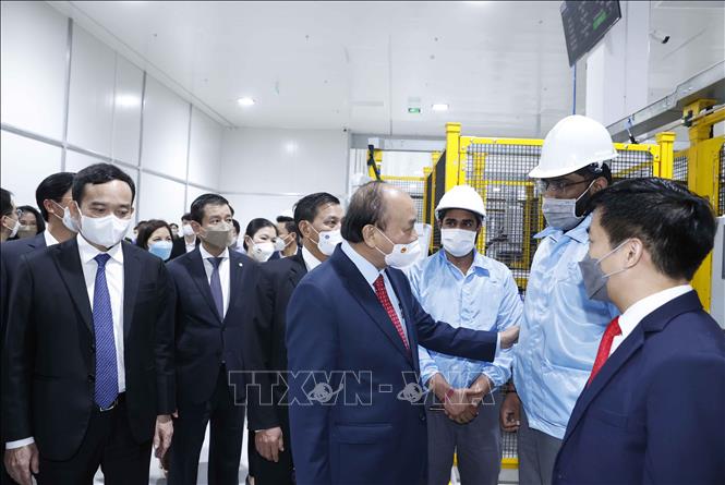 Chủ tịch nước Nguyễn Xuân Phúc thăm hỏi, động viên công nhân và chuyên gia đang làm việc tại Nhà máy sản xuất ô tô Vinfast. Ảnh: Thống Nhất- TTXVN