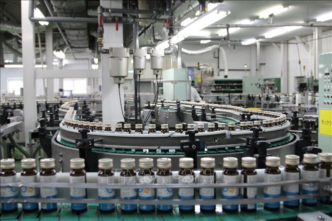 Trong ảnh: Dây chuyền sản xuất đồ uống tăng cường sức khỏe của Công ty TNHH Công nghiệp Dược phẩm Nikko ở Nagoya. Ảnh: Thanh Tùng - PV TTXVN tại Nhật Bản