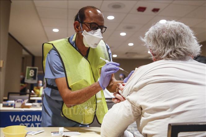 Trong ảnh: Nhân viên y tế tiêm vaccine phòng COVID-19 của Johnson & Johnson cho người dân tại Chicago, bang Illinois, Mỹ ngày 5/3/2021. Ảnh: AFP/TTXVN