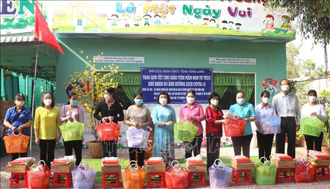 Trao quà Tết cho các giáo viên mầm non tư thục gặp khó khăn do dịch bệnh COVID-19. Ảnh: Lê Thúy Hằng - TTXVN