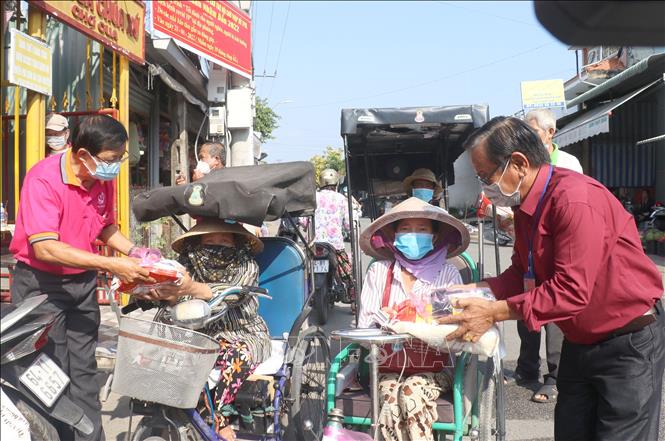 Hội Chữ thập đỏ thành phố Vĩnh Long, tỉnh Vĩnh Long trao quà Tết cho người nghèo. Ảnh: Lê Thúy Hằng - TTXVN