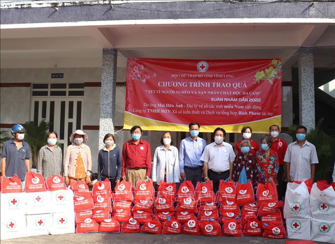 Hội Chữ thập đỏ tỉnh Vĩnh Long trao quà Tết cho người nghèo. Ảnh: Lê Thúy Hằng - TTXVN