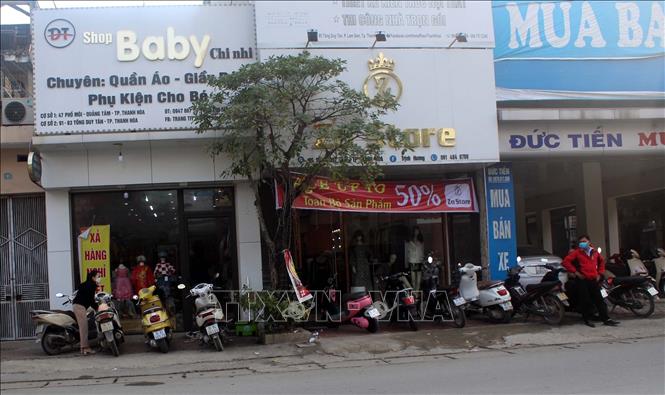Các shop thời trang tại thành phố Thanh Hóa đua nhau giảm giá dịp cận tết. Ảnh: Nguyễn Nam-TTXVN