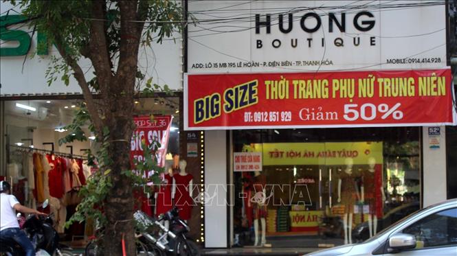 Các shop thời trang tại thành phố Thanh Hóa vắng khách mua dịp cận tết. 
Ảnh: Nguyễn Nam-TTXVN