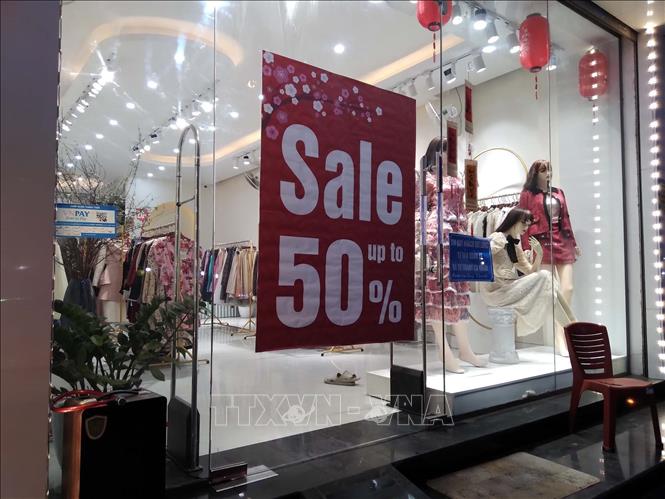 Các shop thời trang tại thành phố Thanh Hóa vẫn ít khách mua dịp cận tết. 
Ảnh: Nguyễn Nam-TTXVN