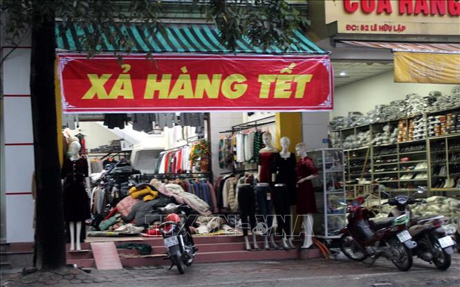 Một shop thời trang tại thành phố Thanh Hóa treo biển xả hàng nhưng vẫn ít khách mua.
Ảnh: Nguyễn Nam-TTXVN