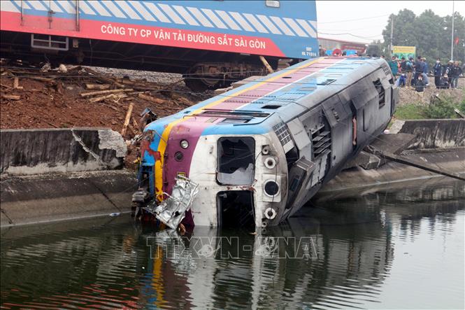 Trong ảnh: Vụ tai nạn khiến toa đầu máy bị văng xuống mương. Ảnh: Đại Nghĩa - TTXVN