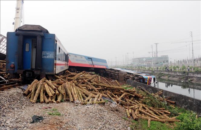 tRONG ẢNH: Hiện trường vụ tai nạn tại địa phận phường Hoàng Đông, thị xã Duy Tiên, tỉnh Hà Nam. Ảnh: Đại Nghĩa - TTXVN