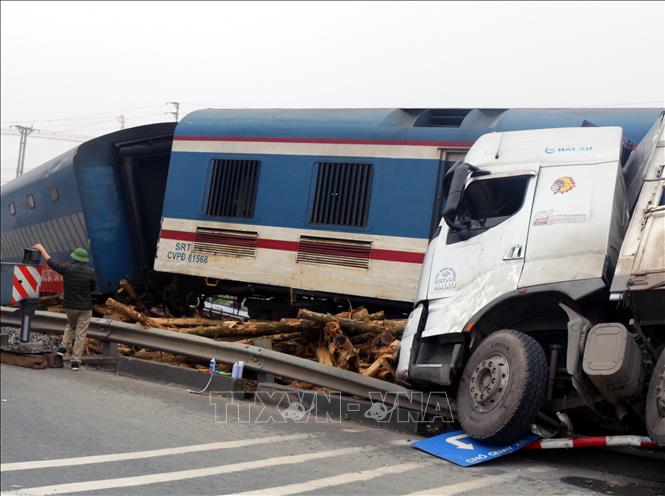 Trong ảnh: Hiện trường vụ tai nạn tại địa phận phường Hoàng Đông, thị xã Duy Tiên, tỉnh Hà Nam. Ảnh: Đại Nghĩa - TTXVN