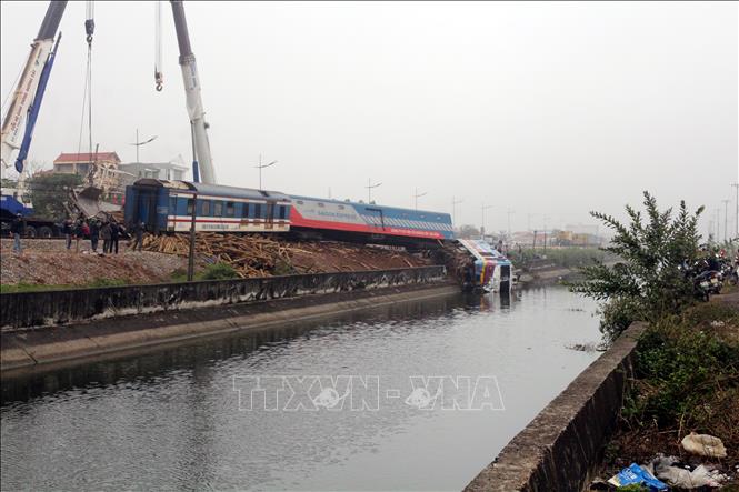 Trong ảnh: Hiện trường vụ tai nạn tại địa phận phường Hoàng Đông, thị xã Duy Tiên, tỉnh Hà Nam. Ảnh: Đại Nghĩa - TTXVN