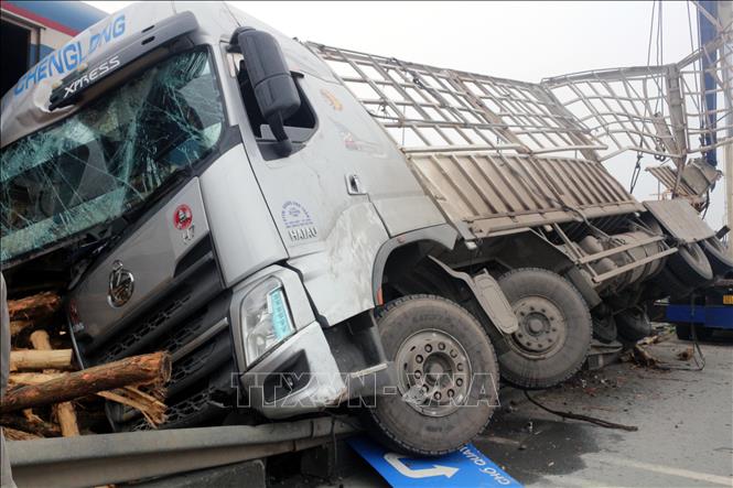 Trong ảnh: Hiện trường vụ tai nạn tại địa phận phường Hoàng Đông, thị xã Duy Tiên, tỉnh Hà Nam. Ảnh: Đại Nghĩa - TTXVN