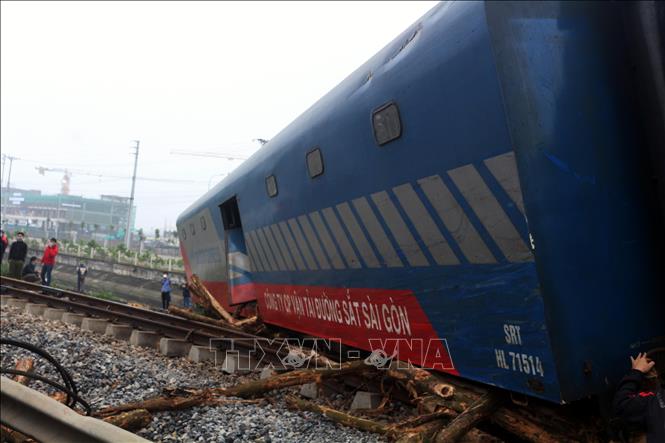 Trong ảnh: Hiện trường vụ tai nạn tại địa phận phường Hoàng Đông, thị xã Duy Tiên, tỉnh Hà Nam. Ảnh: Đại Nghĩa - TTXVN