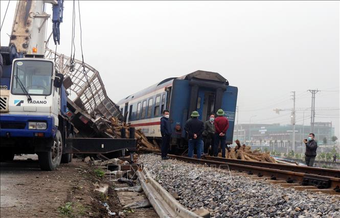 Trong ảnh: Hiện trường vụ tai nạn tại địa phận phường Hoàng Đông, thị xã Duy Tiên, tỉnh Hà Nam. Ảnh: Đại Nghĩa - TTXVN