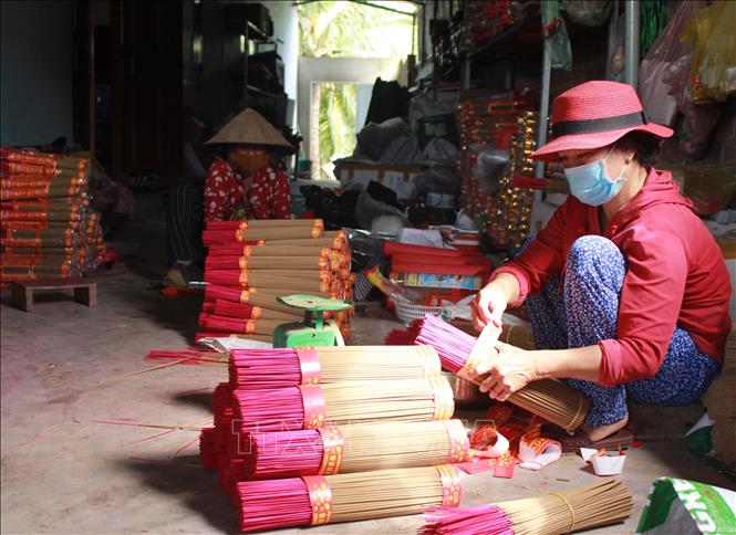 Trong ảnh: Công đoạn đóng gói bao bì, nhãn mác cho những cây nhang được làm tỉ mẫn bởi những bàn tay phụ nữ Phong Ấp, Ninh Bình, thị xã Ninh Hòa, tỉnh Khánh Hòa. Ảnh: Phan Sáu - TTXVN 