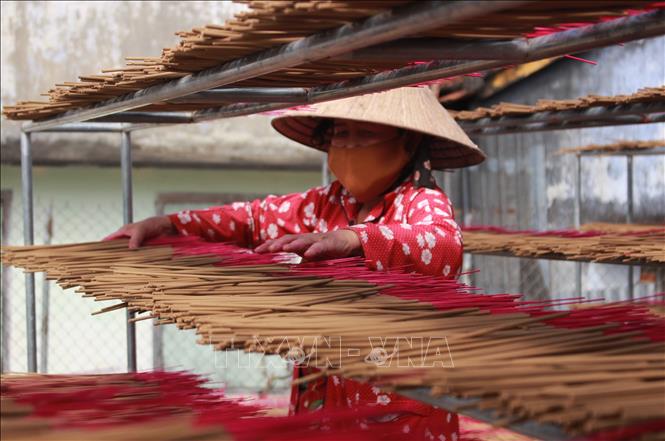 Trong ảnh: Phơi nhang ở làng nghề Phong Ấp, xã Ninh Bình, thị xã Ninh Hòa, tỉnh Khánh Hòa. Ảnh: Phan Sáu - TTXVN 