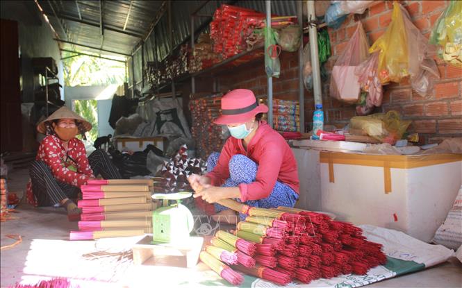 Trong ảnh: Các hộ làm nhang ở Phong Ấp tất bật chuẩn bị các đơn hàng để gửi đi các tỉnh trong cá nước. Ảnh: Phan Sáu - TTXVN 