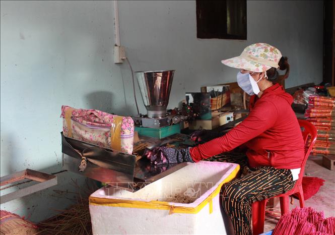 Trong ảnh: Nghề làm nhang Phong Ấp ngày nay dưới sự trợ giúp của máy móc, có thể một ngày sản lượng 1,5 tạ nhang thành phẩm. Ảnh: Phan Sáu - TTXVN 