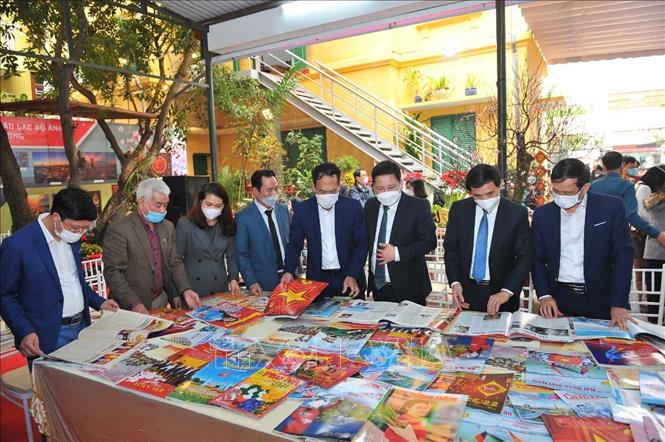 Trong ảnh: Các đại biểu tham quan hội Báo Xuân Nhâm Dần 2022. Ảnh: TTXVN phát