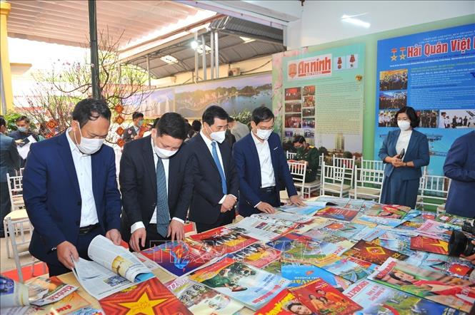 Trong ảnh: Các đại biểu tham quan hội Báo Xuân Nhâm Dần 2022. Ảnh: TTXVN phát