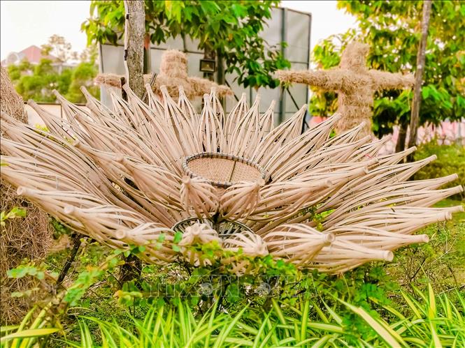 Trong ảnh: Chiếc lồng hái trái cây của người dân miền Tây được đưa vào trang trí ở Vườn hoa xuân Cần Thơ 2022. Ảnh: Thanh Liêm - TTXVN