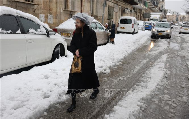 Trong ảnh: Tuyết phủ trắng xóa trên đường phố tại Jerusalem, ngày 27/1/2022. Ảnh: AFP/TTXVN