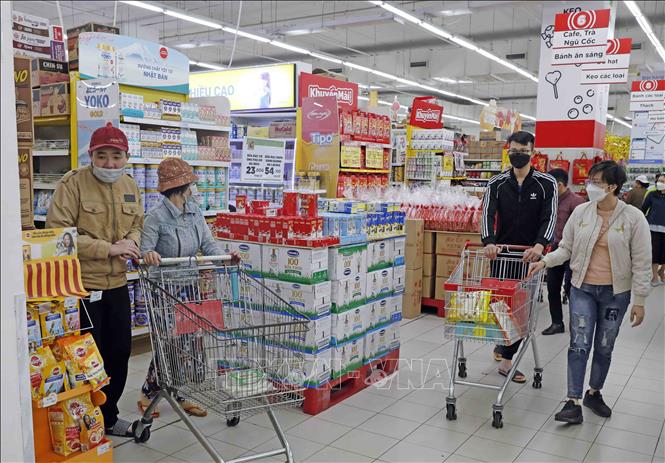 Người dân mua bán tại siêu thị Big C Long Biên, Hà Nội. Ảnh: Trần Việt - TTXVN