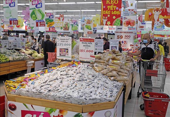 Các loại bánh kẹo được bày bán tại siêu thị Big C Long Biên, Hà Nội. Ảnh: Trần Việt - TTXVN