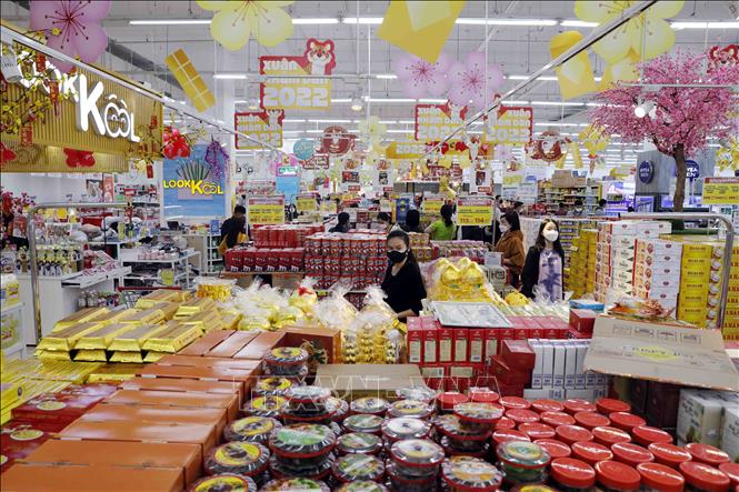 Các loại bánh kẹo được bày bán tại siêu thị Big C Long Biên, Hà Nội. Ảnh: Trần Việt - TTXVN