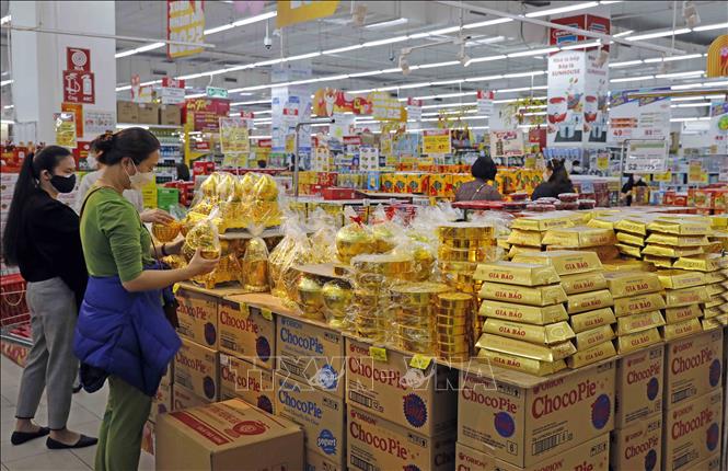 Người dân mua sắm hàng Tết tại siêu thị Big C Long Biên, Hà Nội. Ảnh: Trần Việt - TTXVN