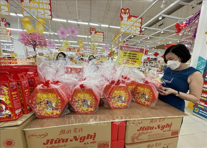 Người dân mua sắm hàng Tết tại siêu thị Big C Long Biên, Hà Nội. Ảnh: Trần Việt - TTXVN