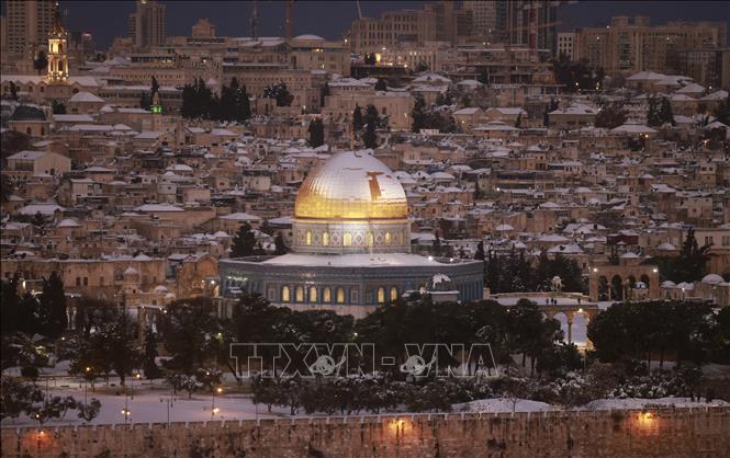 Trong ảnh: Tuyết phủ trắng xóa tại khu vực đền thờ Al-Aqsa ở Jerusalem ngày 27/1/2022. Ảnh: AFP/TTXVN