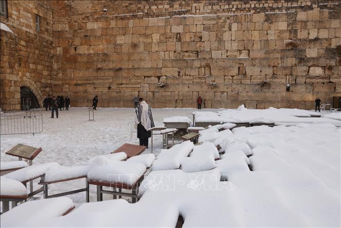 Trong ảnh: Tuyết phủ trắng xóa tại Jerusalem ngày 27/1/2022. Ảnh: AFP/TTXVN