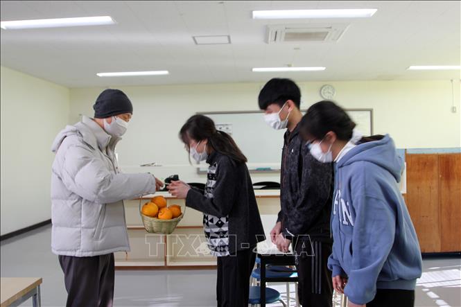 Trong ảnh: Ông Campara Hiroshi, người dân ở Goto, tặng hoa quả cho các du học sinh Việt Nam ở Trường Nhật ngữ Goto. Ảnh: Đào Thanh Tùng-PV TTXVN tại Nhật Bản