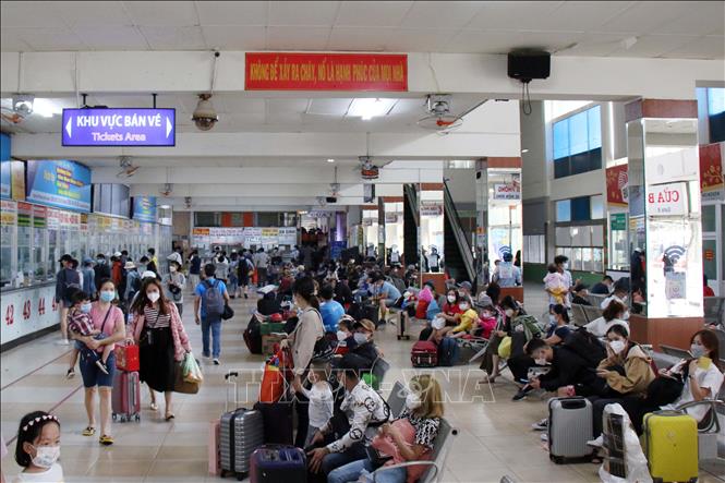 Trong ảnh: Bến xe miền Đông nhộn nhịp trong chiều 26 Tháng Chạp. Ảnh: Tiến Lực – TTXVN