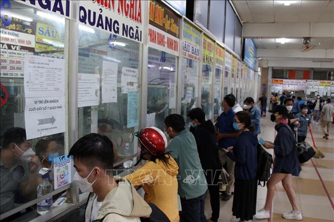 Trong ảnh: Người dân mua vé về quê trong chiều 28/1/2022 tại Bến xe miền Đông. Ảnh: Tiến Lực – TTXVN