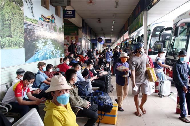 Trong ảnh: Chiều 28/1/2022, người dân đổ về các bến xe tại thành phố Hồ Chí Minh khá đông. Ảnh: Tiến Lực – TTXVN