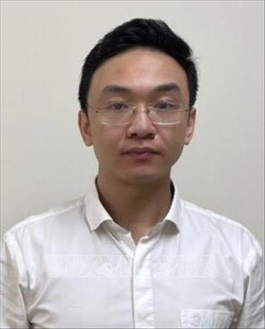 Trong ảnh: Bị can Lưu Tuấn Dũng, sinh năm 1987, tại Hà Nội; nghề nghiệp: Phó Phòng Bảo hộ công dân, Cục Lãnh sự, Bộ Ngoại giao. Ảnh: TTXVN phát