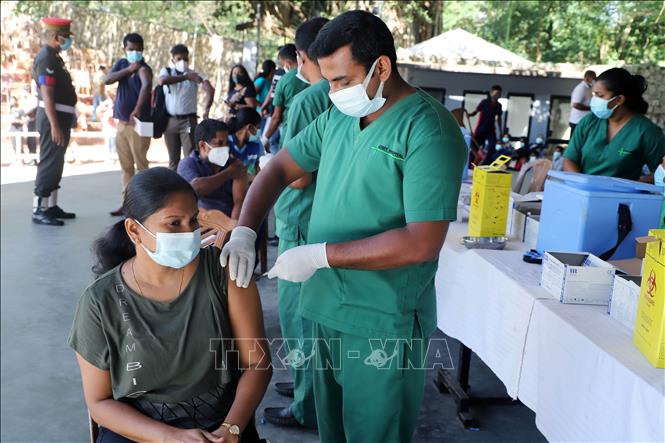 Trong ảnh: Nhân viên y tế tiêm mũi tăng cường vaccine ngừa COVID-19 cho người dân tại Colombo, Sri Lanka, ngày 28/1/2022. Ảnh: THX/TTXVN
