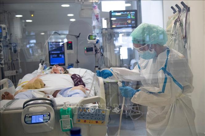 Trong ảnh: Điều trị cho bệnh nhân nhiễm COVID-19 tại bệnh viện ở Barcelona, Tây Ban Nha. Ảnh: AFP/TTXVN