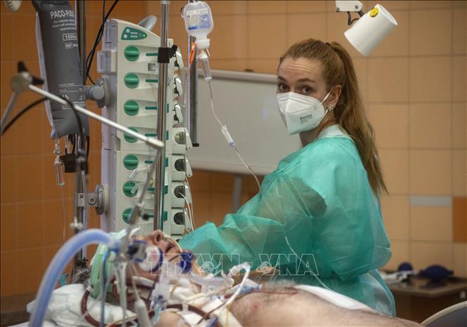 Trong ảnh: Điều trị cho bệnh nhân nhiễm COVID-19 tại bệnh viện ở Prague, CH Séc. Ảnh: AFP/TTXVN