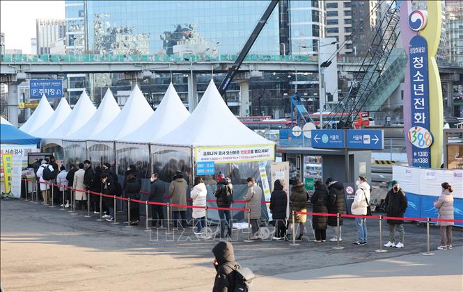 Trong ảnh: Người dân chờ xét nghiệm COVID-19 tại Seoul, Hàn Quốc, ngày 28/1/2022. Ảnh: YONHAP/TTXVN
