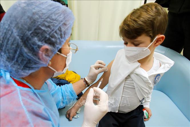 Trong ảnh: Nhân viên y tế tiêm vaccine ngừa COVID-19 cho trẻ em từ 5 đến 11 tuổi ở Bucharest, Romania, ngày 26/1/2022. Ảnh: THX/TTXVN