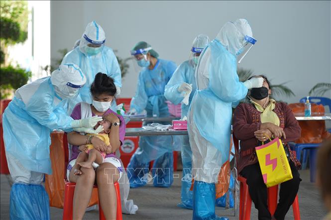 Trong ảnh: Nhân viên y tế lấy mẫu xét nghiệm COVID-19 cho người dân tại Bangkok, Thái Lan, ngày 26/1/2022. Ảnh: THX/TTXVN